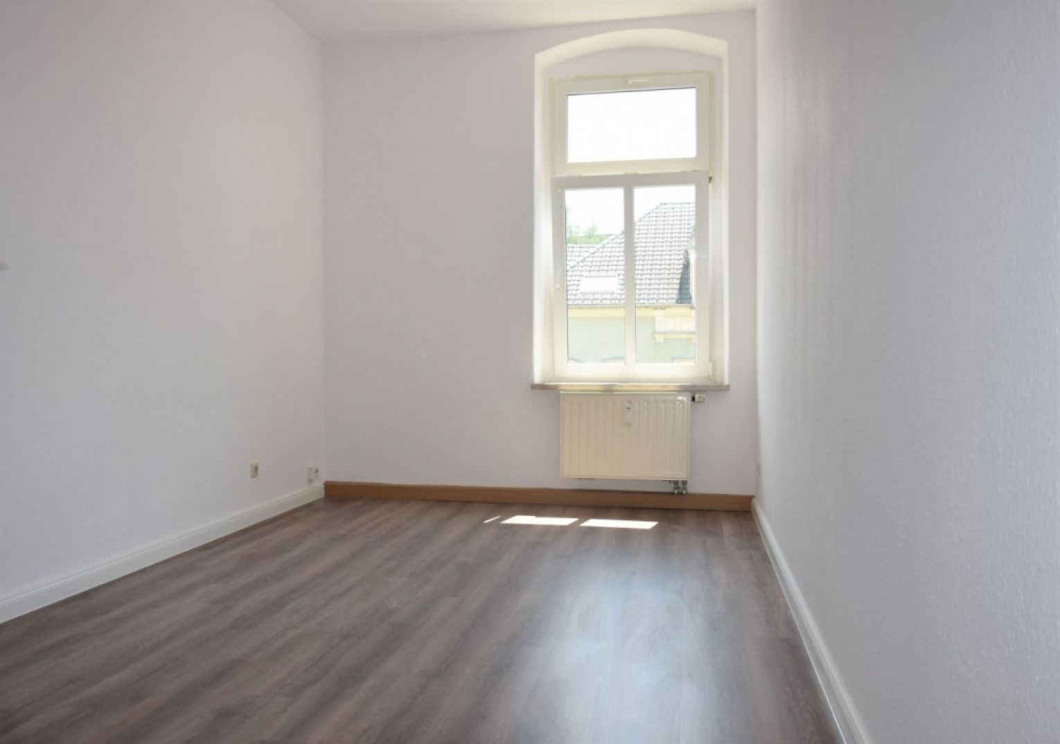 4-Zimmer • Schönau • Bad mit Fenster und Wanne • Laminat • Wohnküche • Garage • schnell anschauen !