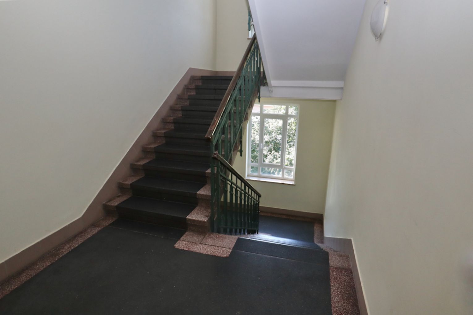 3-Raum • Dachgeschoss • schöner Grundriss • Bad mit Wanne • modernes Laminat • gepflegtes Haus