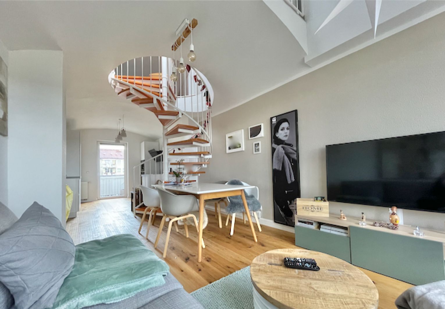 Kaßberg • 3 Zimmer • Maisonette • Dachgeschoss • Dachterrasse • Einbauküche • Balkon