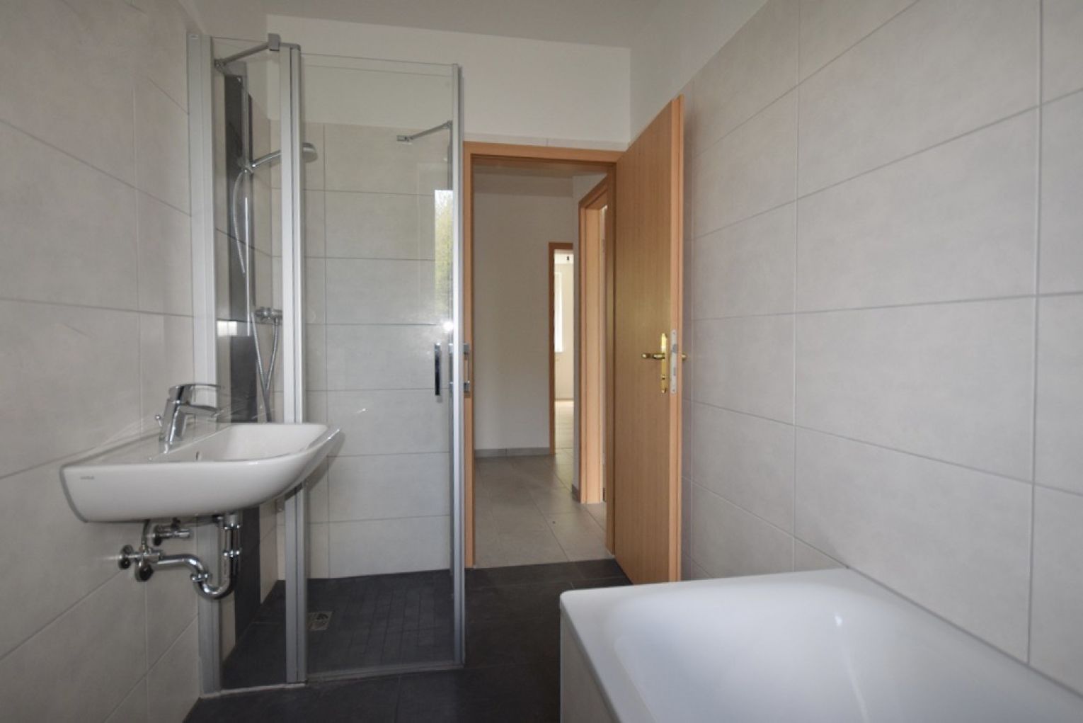 3-Zimmer Wohnung • renoviert • Balkon •  Bad mit Wanne und Fenster • Laminat • gleich anschauen!?