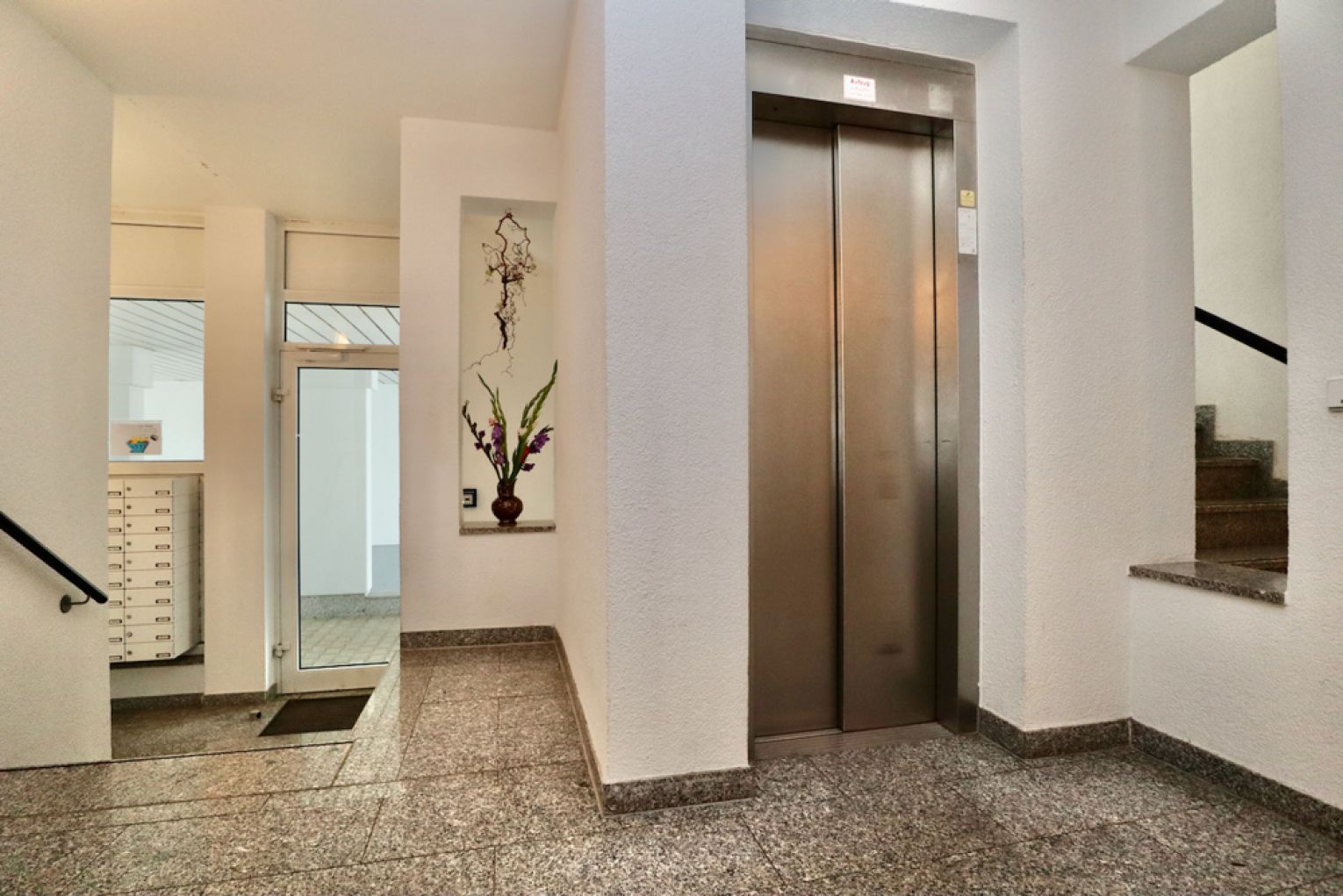 1 Zimmer • im Dachgeschoss • mit Dachterrasse • Tiefgaragenstellplatz • zur Miete • ab sofort frei!