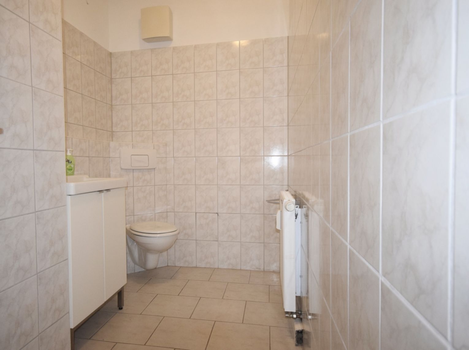 3 Zimmer Gewerbeeinheit • großer Balkon • neue Laminatverlegung bei Anmietung • günstige Lage • TOP