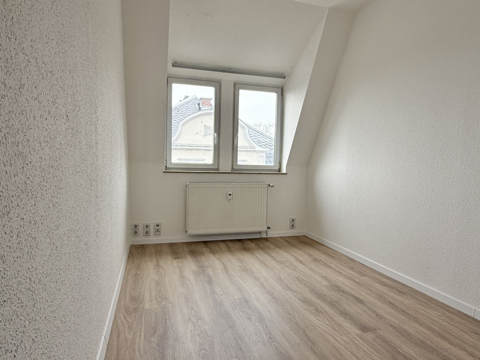 3-Raum • Dachgeschoss • schöner Grundriss • Bad mit Wanne • modernes Laminat • gepflegtes Haus