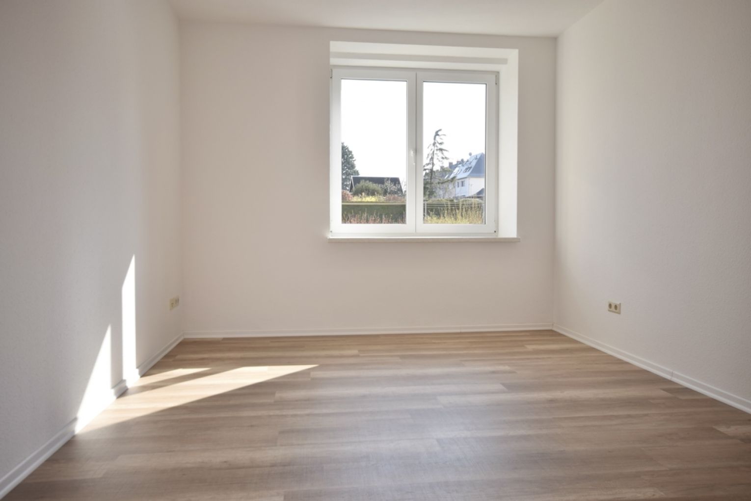 3 Zimmer • Südbalkon • modernes Laminat • Hochparterre • Stellplatz • Fussbodenheizung • TOP!