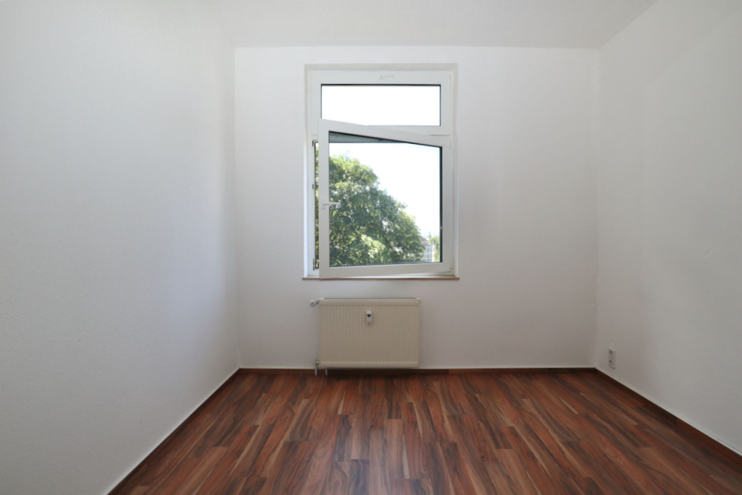 Ruhige Lage • Balkon • 3-Raum • Nussbaumlaminat • praktischer Grundriss • Bad mit Wanne • zur Miete