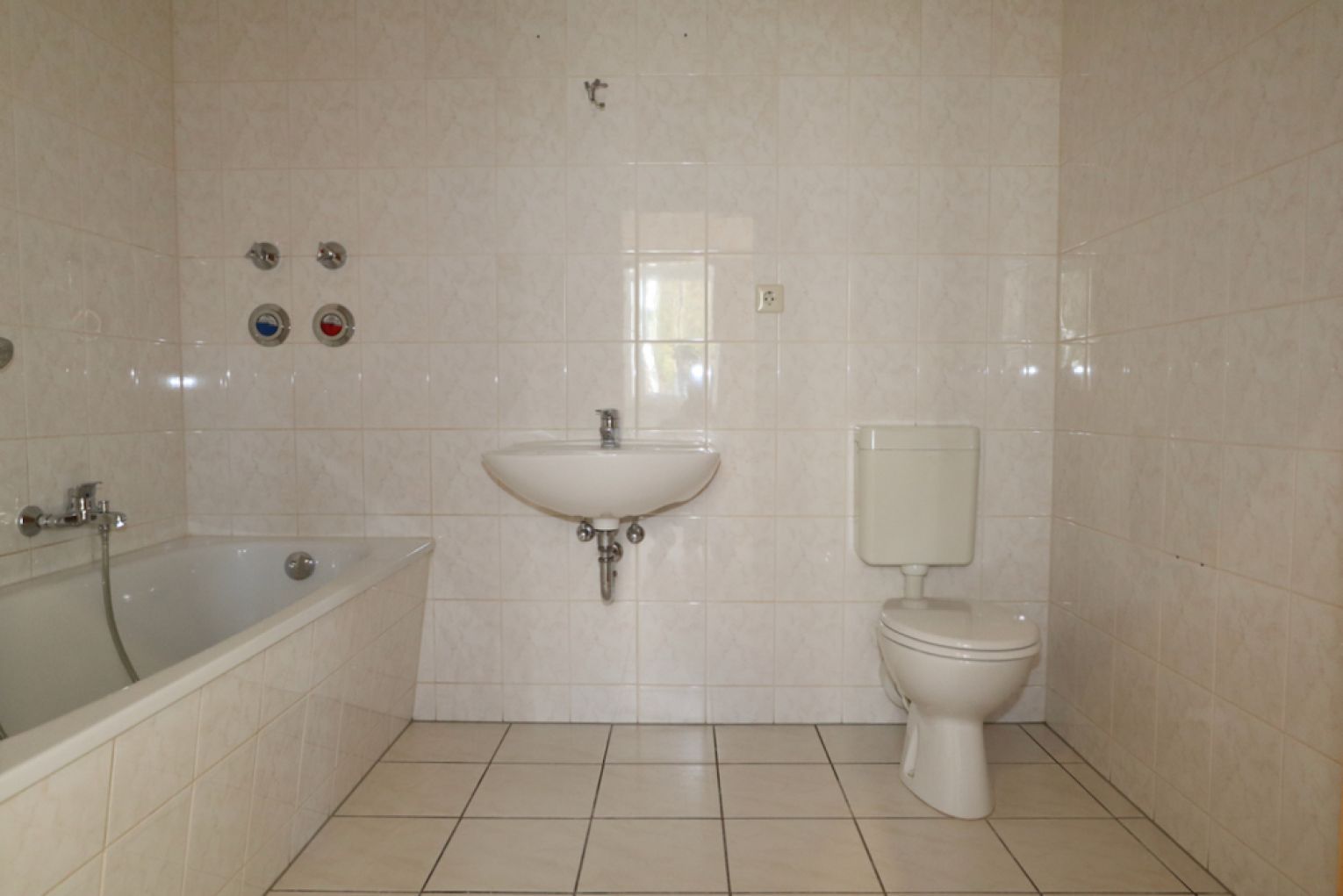 Balkon • 2 Zimmer • Grillecke • Stellplatz • nette Hausgemeinschaft • Wäscheboden • Anschauen ???