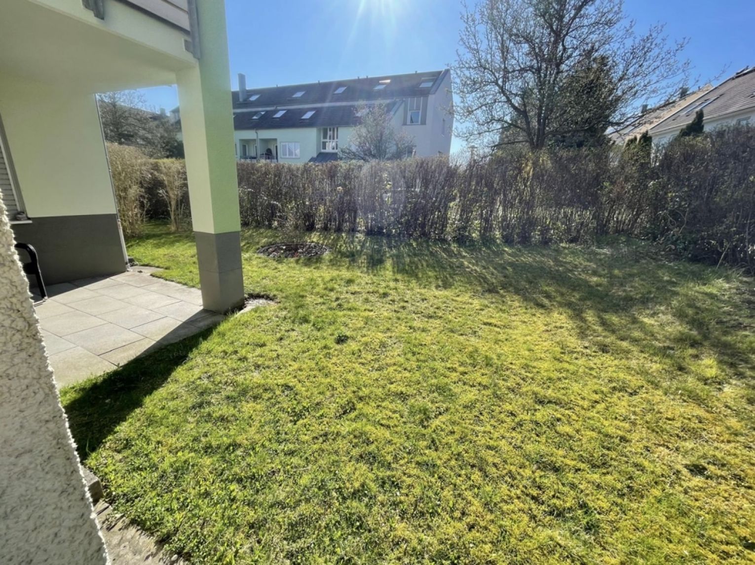 3-Raum-Erdgeschoss Wohnung • Aussenterrasse • Grüna • Tiefgarage • modernes Laminat • beliebte Lage