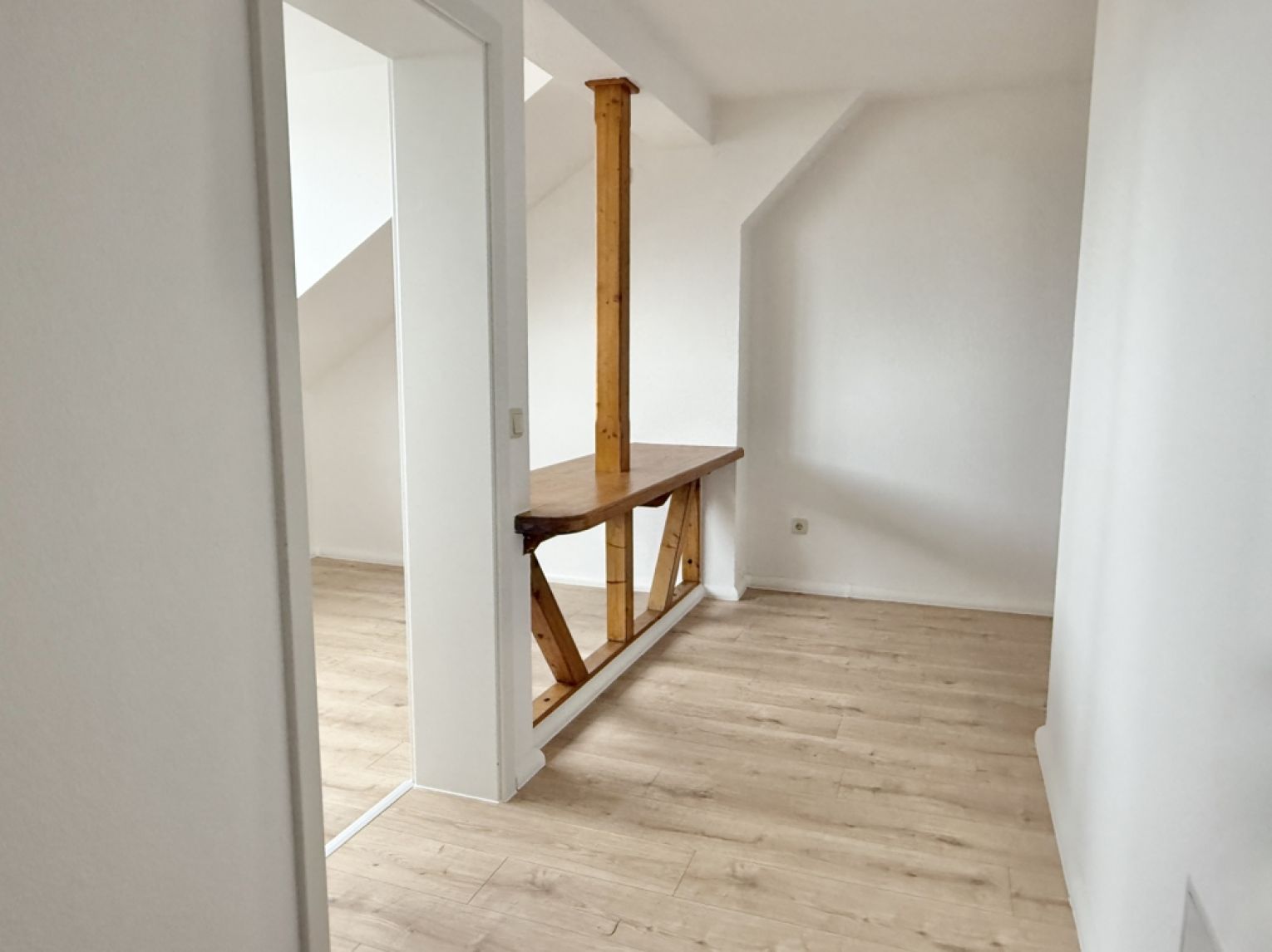 Mal was Anderes • 2 Zimmer • neues Laminat • offene Küche • Haus mit Aufzug • Balken-Flair • TOP!