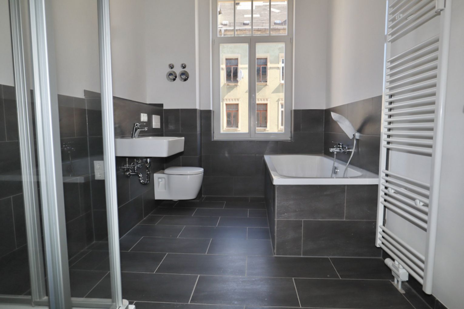 4 Zimmer • offene Küche • große Portaltüren • vollausgestattes Tageslichtbad • moderne Böden • TOP!
