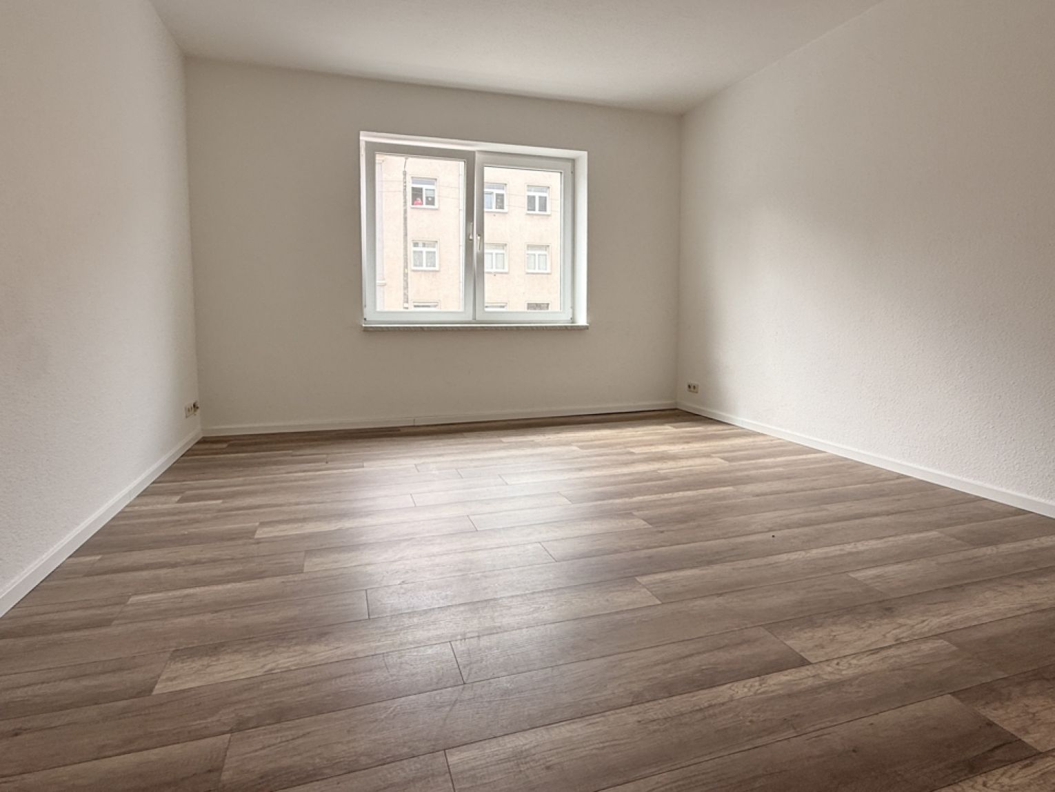 TOP • Laminat • 1-Raum Apartment • Laminat • Bad mit Fenster & Wanne • gleich anschauen • Chemnitz