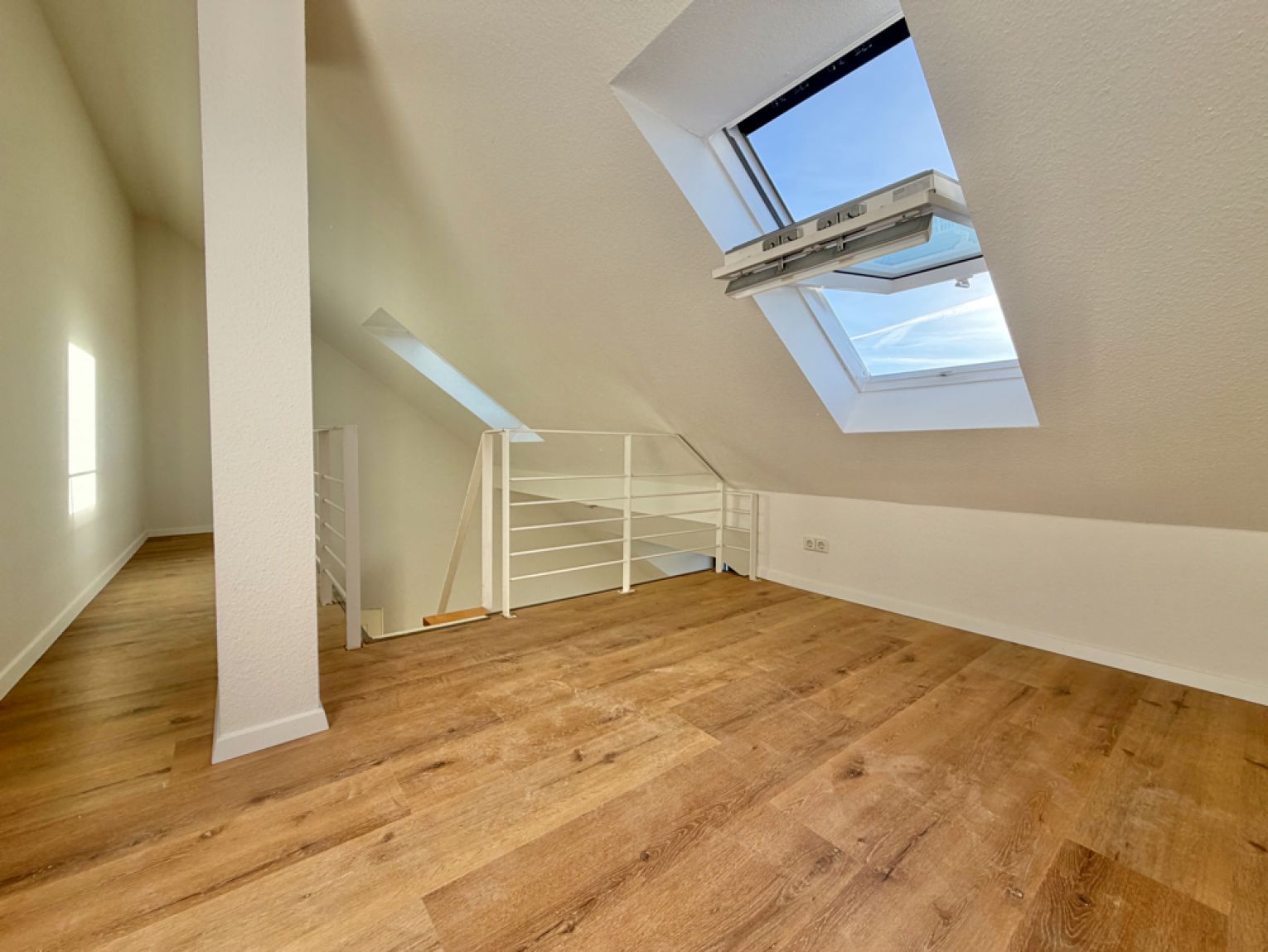 1,5-Zimmer • auf dem Kaßberg • Dachgeschoss • neues Bad • Maisonette • Einbauküche • JETZT mieten!