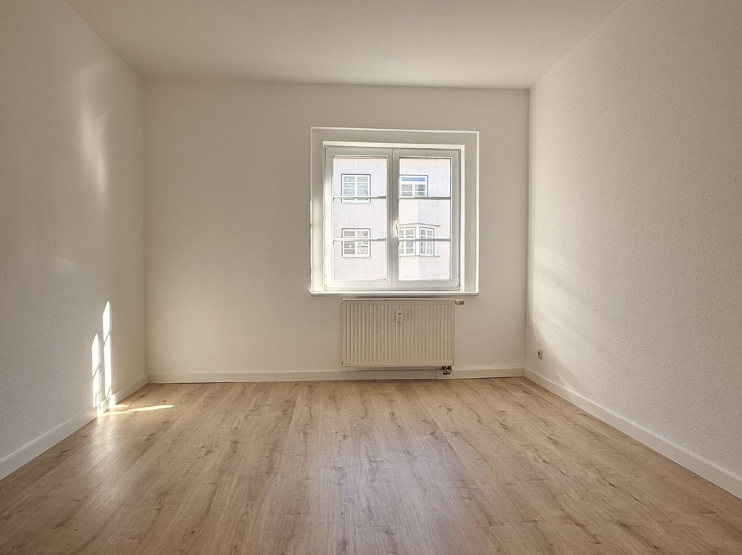 2 Zimmer • Balkon • Tageslichtbad mit Wanne • renoviert • Sonnig • Stellplatz • Besichtigungstermin