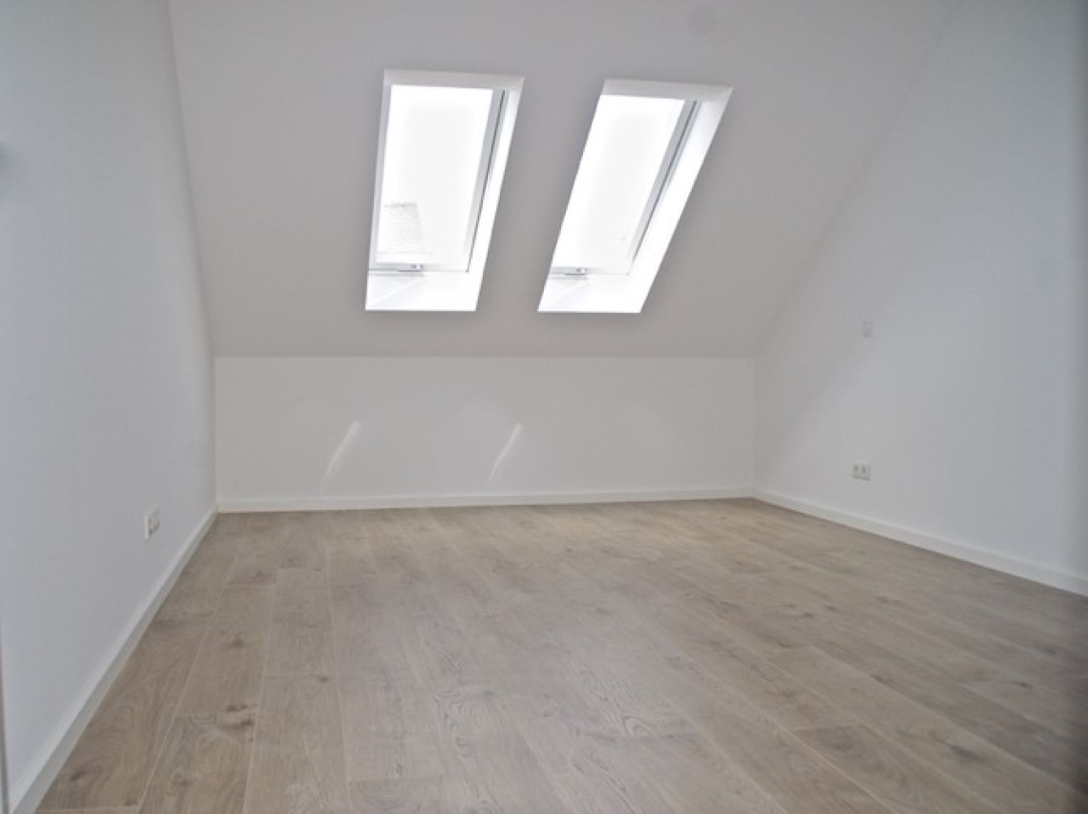moderne 5 Zimmer • moderner Grundriss • Balkon • TOP Hausgemeinschaft • Grillecke • EBK • Stellplatz