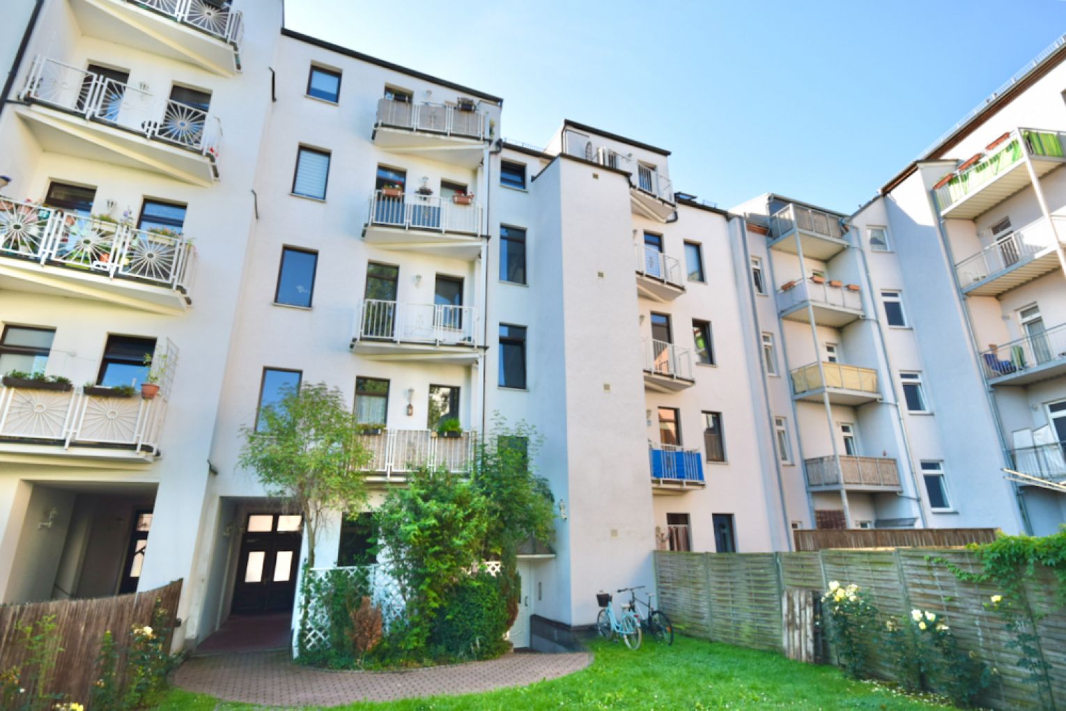 Tipi-Topi • Dachgeschoss • 3-Zimmer • Balkon • Abstellraum • Laminat • Bad mit Wanne • ANSCHAUEN !