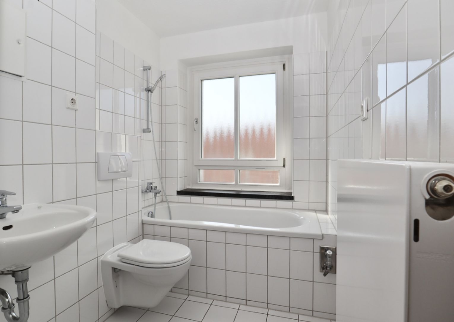 Einbauküche • 3 Zimmer • neues Laminat • Tageslichtbad • Miete • im Lutherviertel • jetzt anrufen