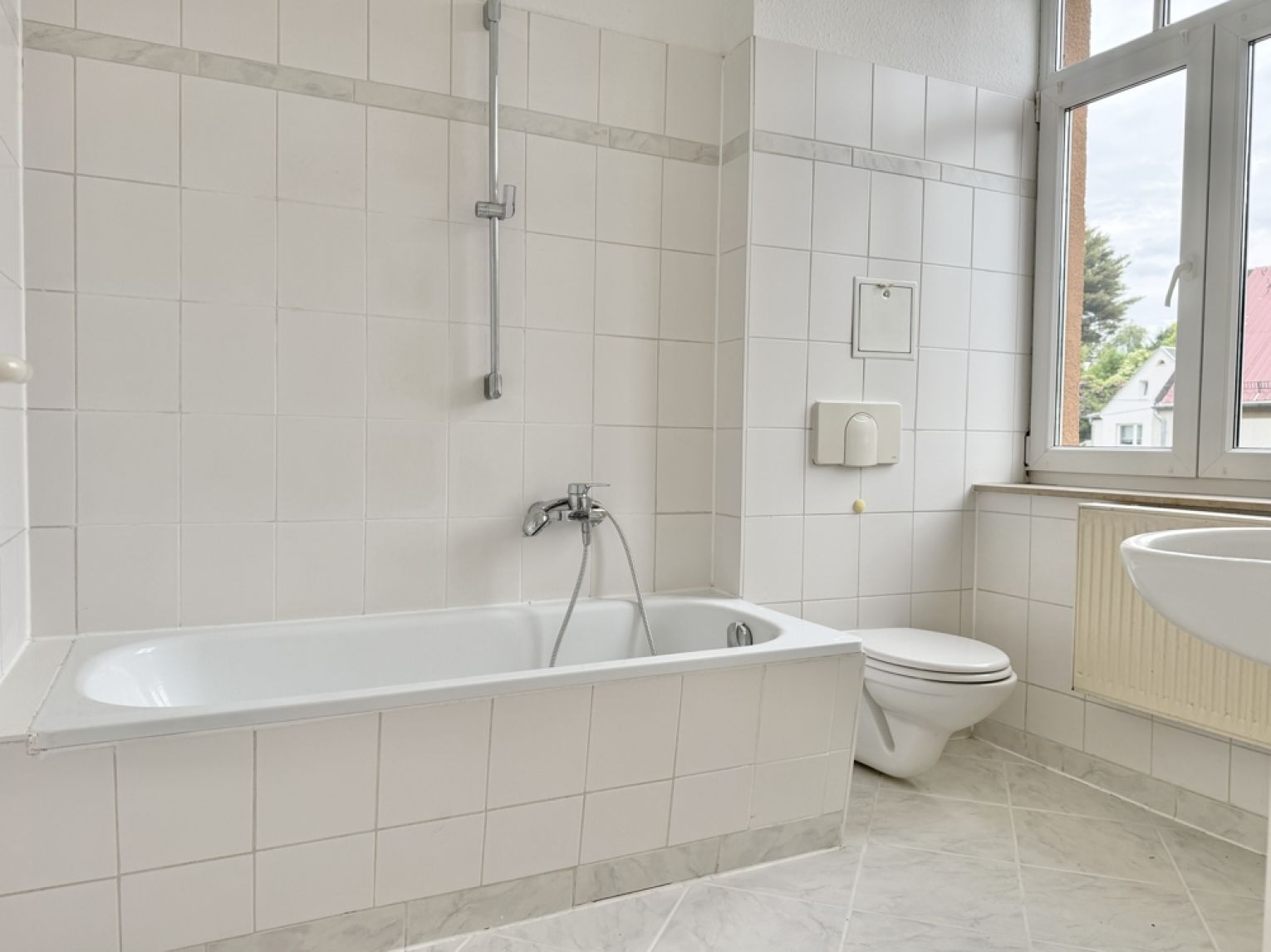 3-Zimmer • Runderker • Bad mit Fenster und Wanne • Laminat • Stadtvilla • Stellplatz
