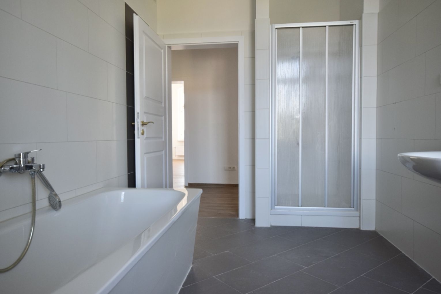 TOP WOHNGEFÜHL • 4-Zimmer • Bad mit Wanne & Dusche • große Portaltüren • unbedingt Anschauen !