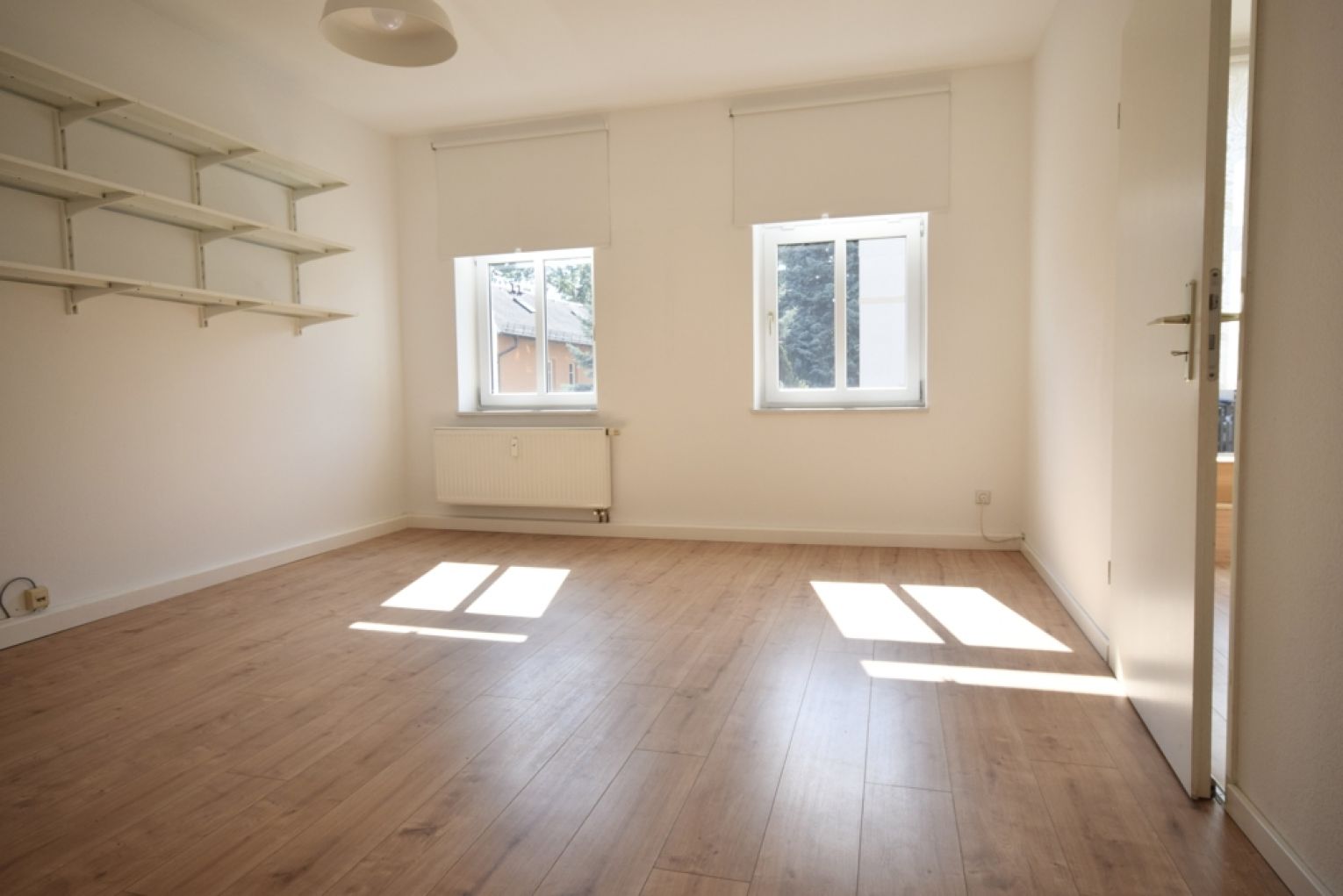 3 Zimmer Gewerbeeinheit • großer Balkon • neue Laminatverlegung bei Anmietung • günstige Lage • TOP
