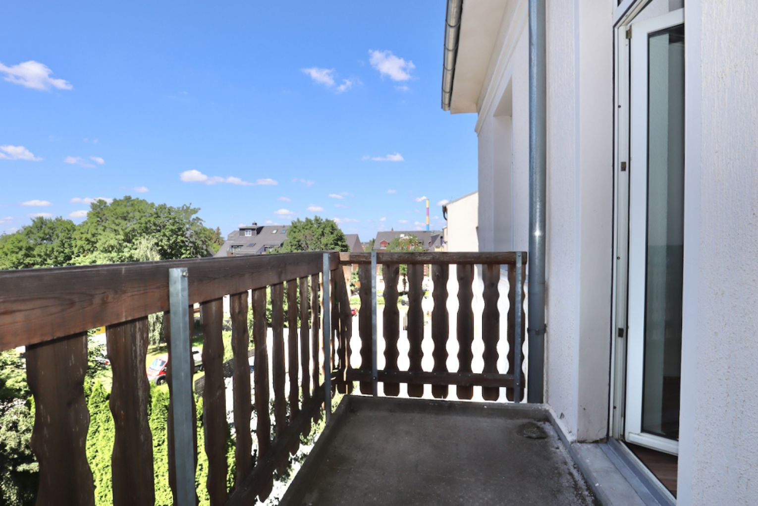 Ruhige Lage • Balkon • 3-Raum • Nussbaumlaminat • praktischer Grundriss • Bad mit Wanne • zur Miete