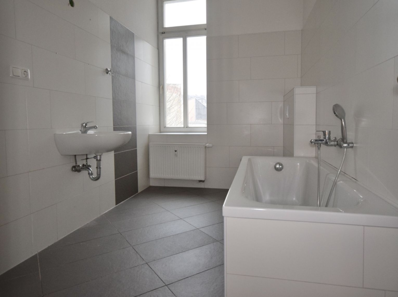 Eindrucksvolle große Räume • Sanitäranlage mit Wanne & Dusche • Laminat • Teeküche • jetzt Mieten