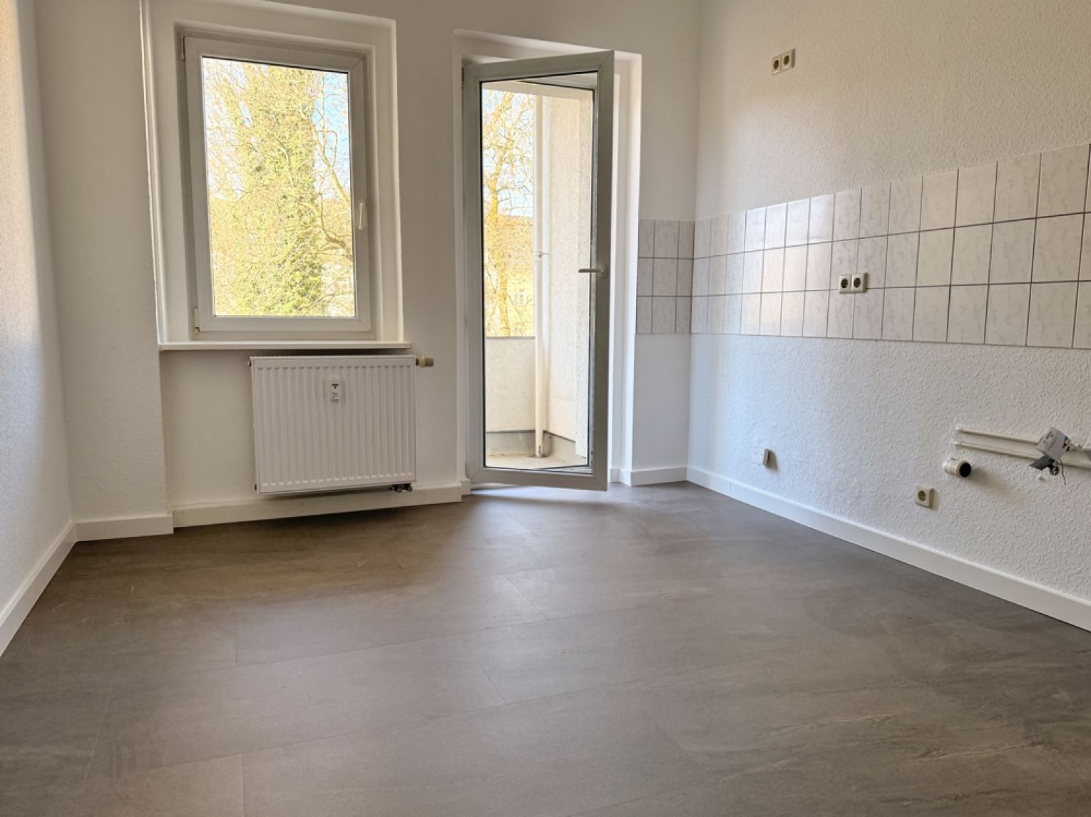 2 Zimmer • Balkon • Tageslichtbad mit Wanne • renoviert • Sonnig • Stellplatz • Besichtigungstermin