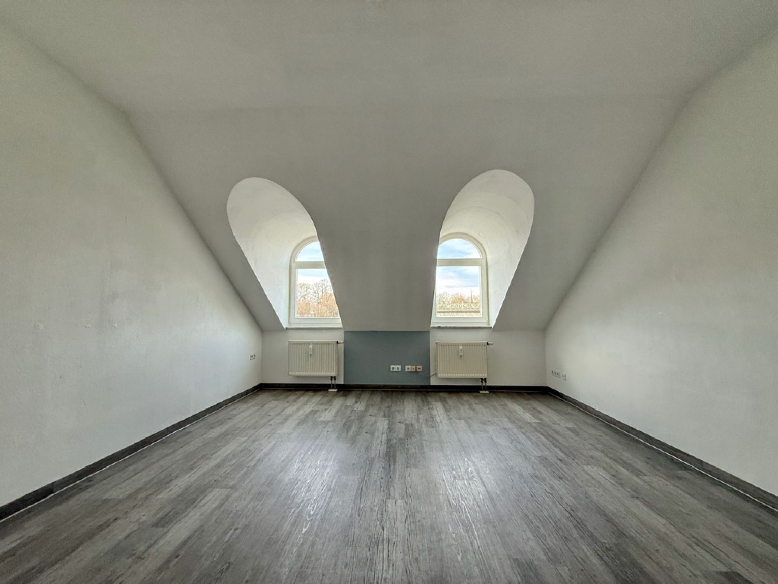 2 Zimmer • im Dachgeschoss • mit Oberlicht • Tiefgarage möglich • im Zentrum • Chemnitz • zur Miete