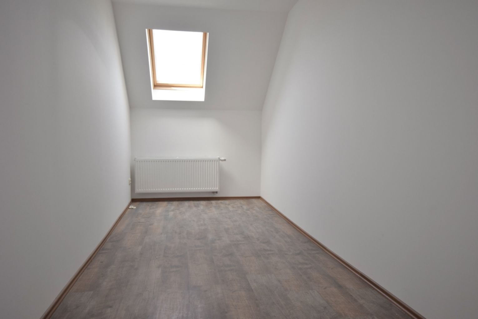 4 Zimmer • Bad mit Fenster, Dusche und Wanne • Dachgeschoss • Laminat • mit Balken • zentrumsnah