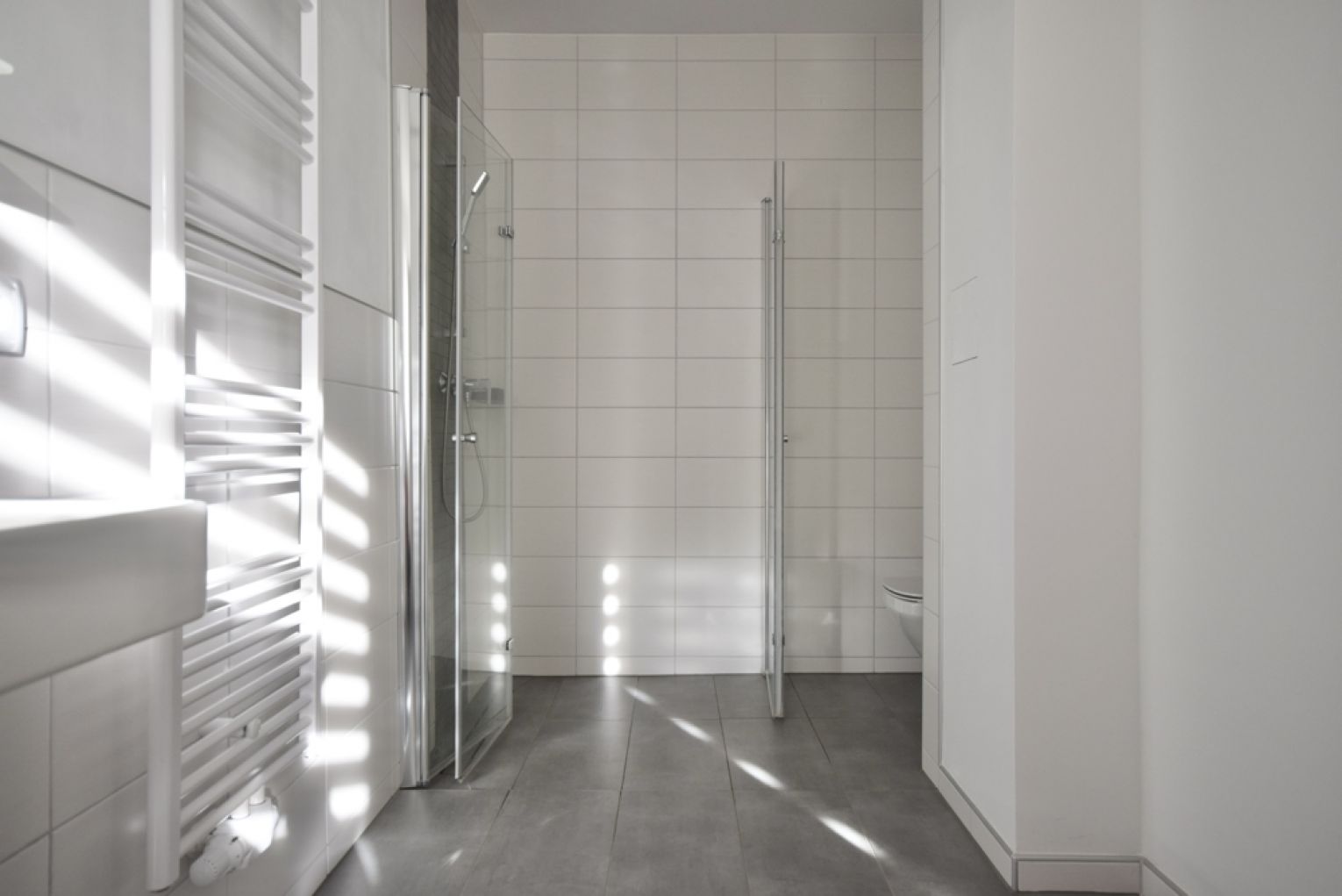 2-Raum • Balkon • Einbauküche • Fussbodenheizung • Wanne+Dusche • SmartHome-APP • TOP-Bad • MIeten?