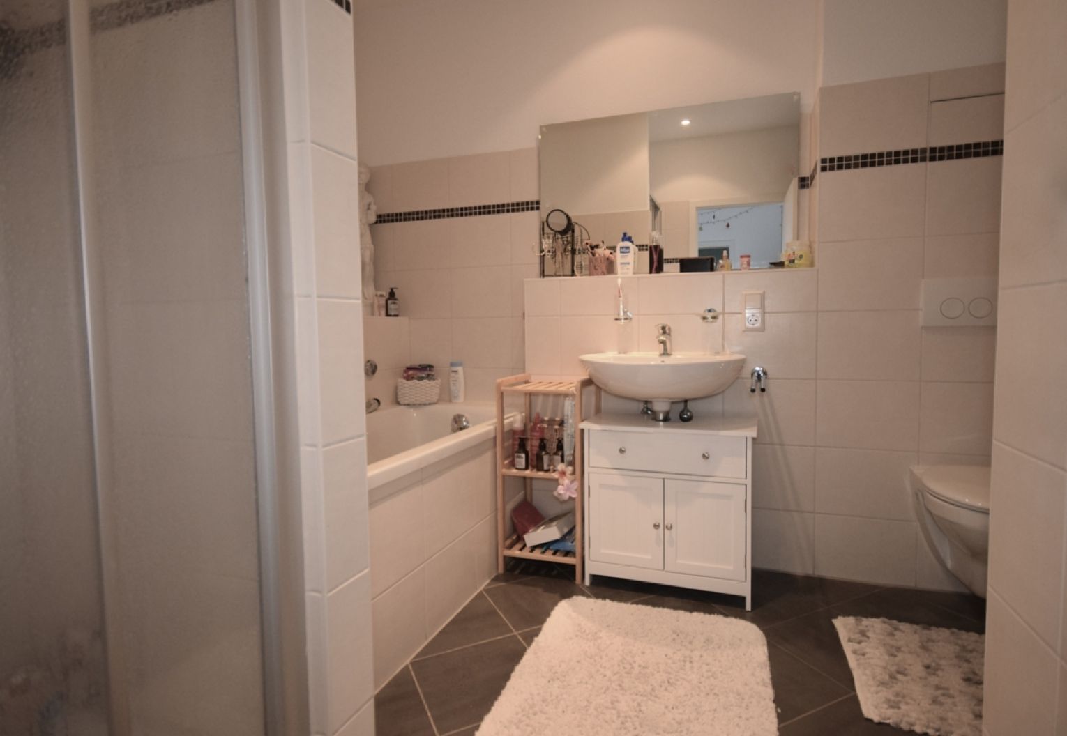 Ebersdorf • 2 Zimmer • Sonnenbalkon • Bad mit Wanne und Dusche • Stellplatz • Aufzug • TOP 