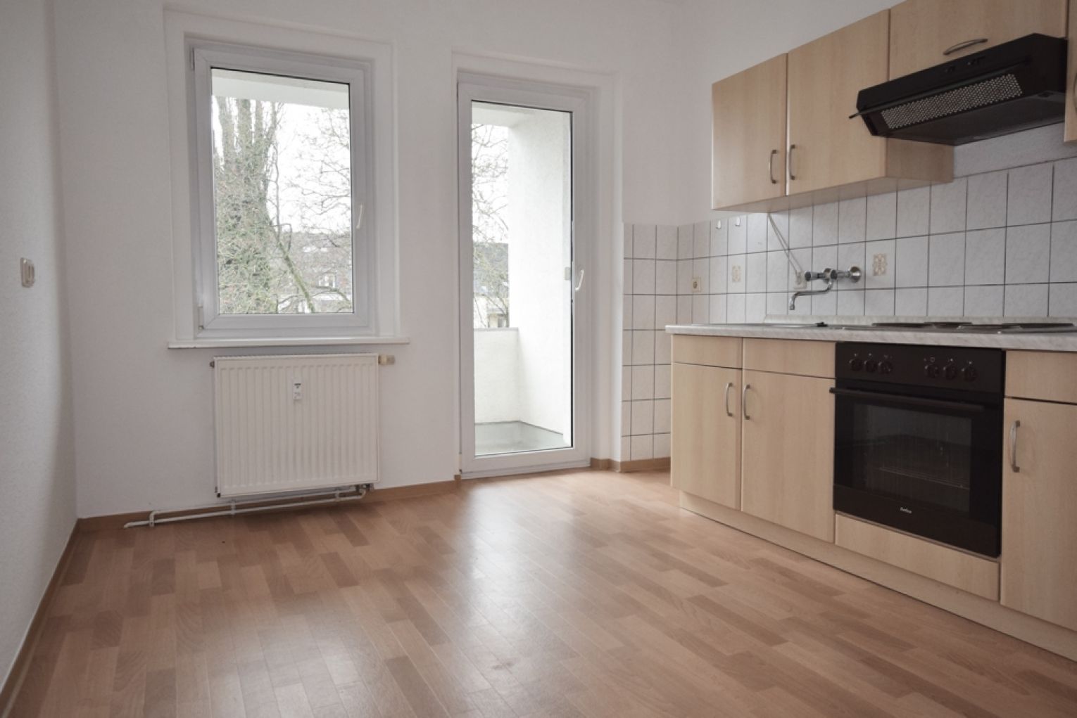 Tageslichtbad mit Wanne • Balkon • renoviert • 2 Raum • Sonnig • Einbauküche • Besichtigungstermin!?