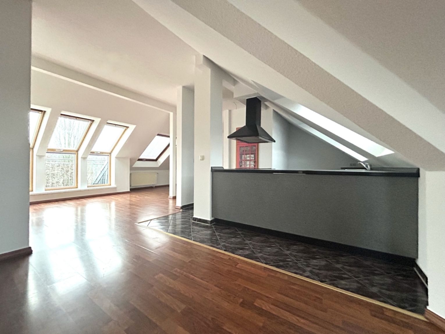 2,5-Raum Wohnung • Einbauküche •mit Balkon • Kaßberg • Dachgeschoss • Mieten • Termin vereinbaren