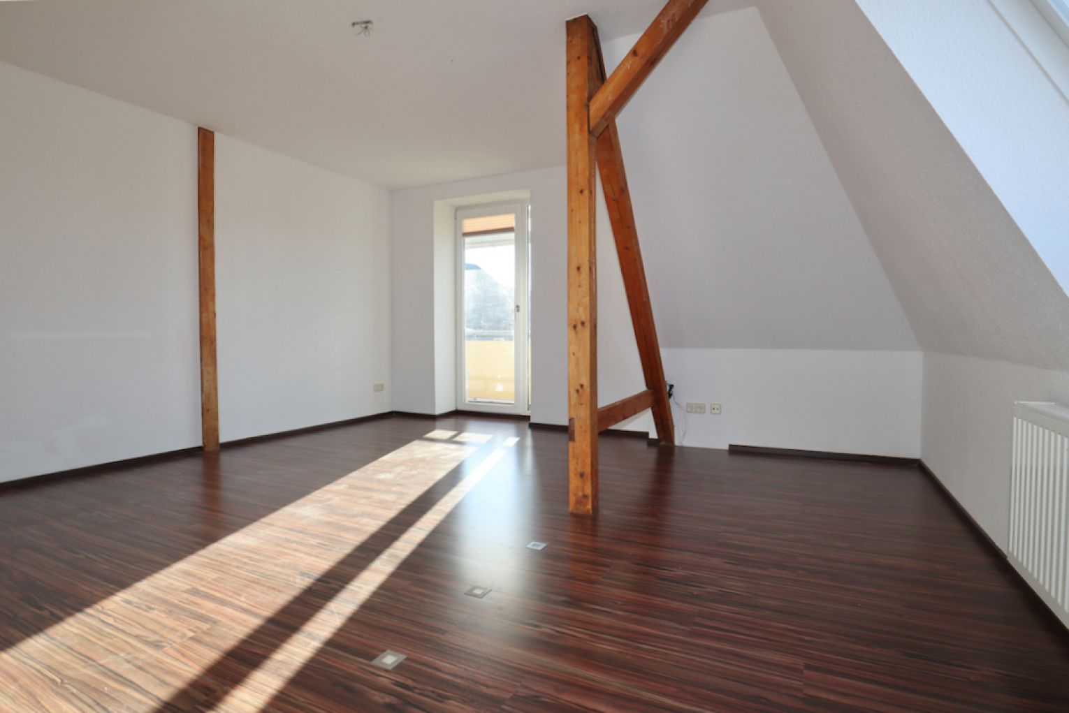 Traumhafter Ausblick • Tageslichtbad mit Wanne • 3-Raum • Laminat • Balkon • schnell sein!