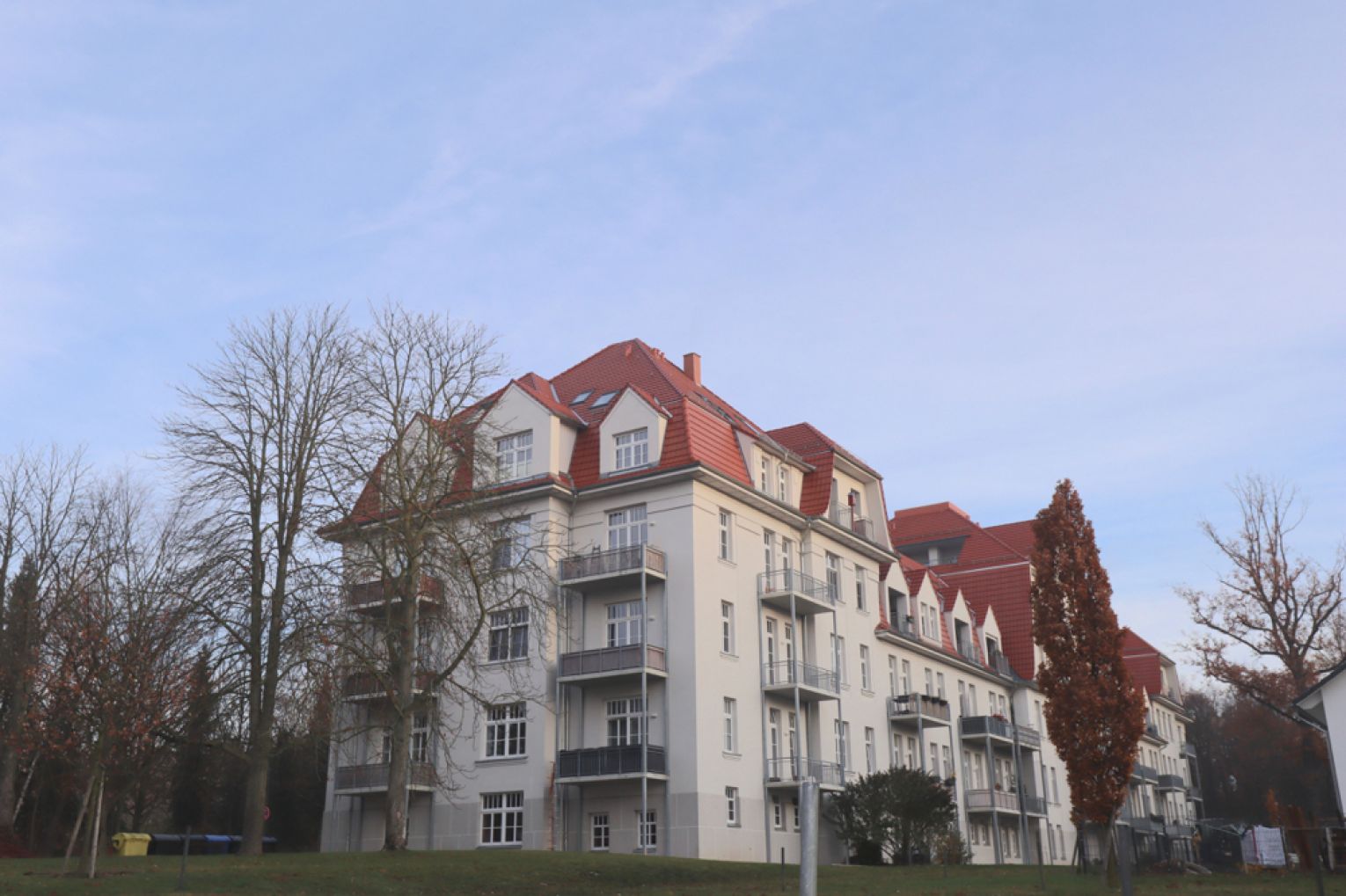 Ebersdorf • 2 Zimmer • Sonnenbalkon • Bad mit Wanne und Dusche • Stellplatz • Aufzug • TOP 