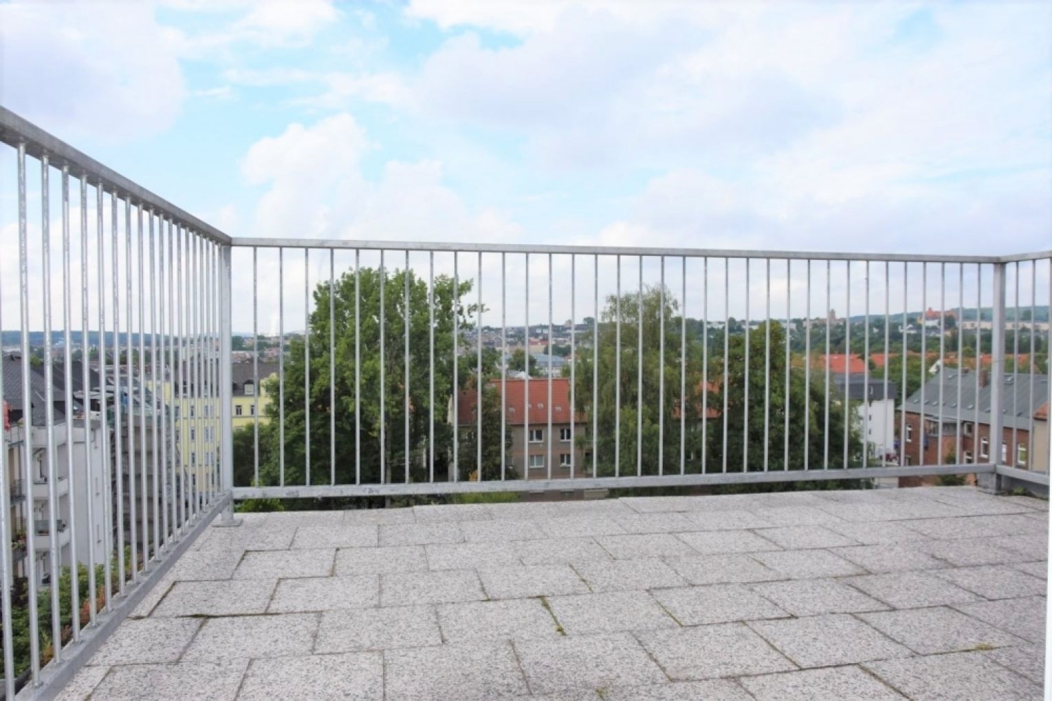 Dachterrasse mit tollem Ausblick • 4-Zimmer • Wohnküche • Laminat • Individuell einrichtbar