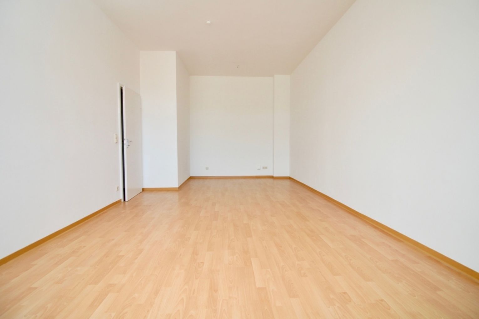 2-Raum Wohnung • direkte Innenstadt Lage • Balkon • Stellplatz • Aufzug • zur Mieten