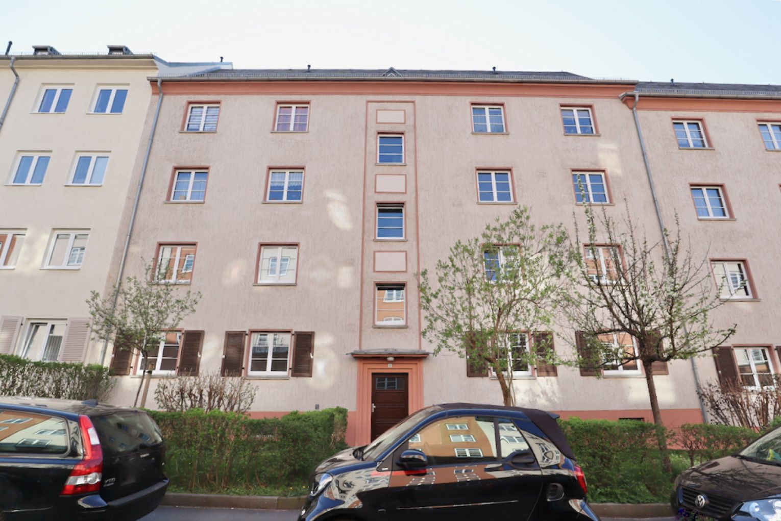 Kaßberg • 3-Zimmer • Sonnenbalkon • Tageslichtbad • Laminat • Einbauküche • Stellplatz • Anschauen!?