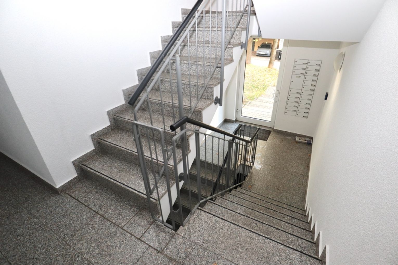 Tiefgaragenstellplatz • Einbauküche • 2-Raum-Wohnung • Schloßchemnitz  • Balkon • bald wieder frei