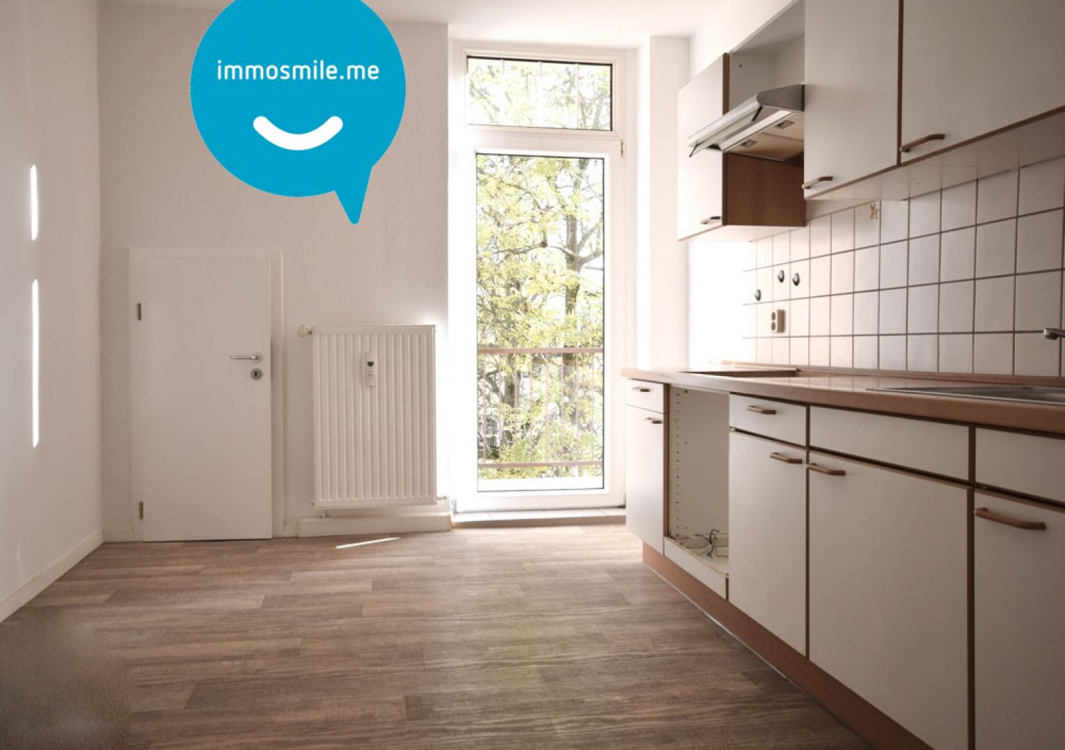 modernes Laminat • Tageslichtbad • Südbalkon • 2 Raumwohnung • Einbauküche