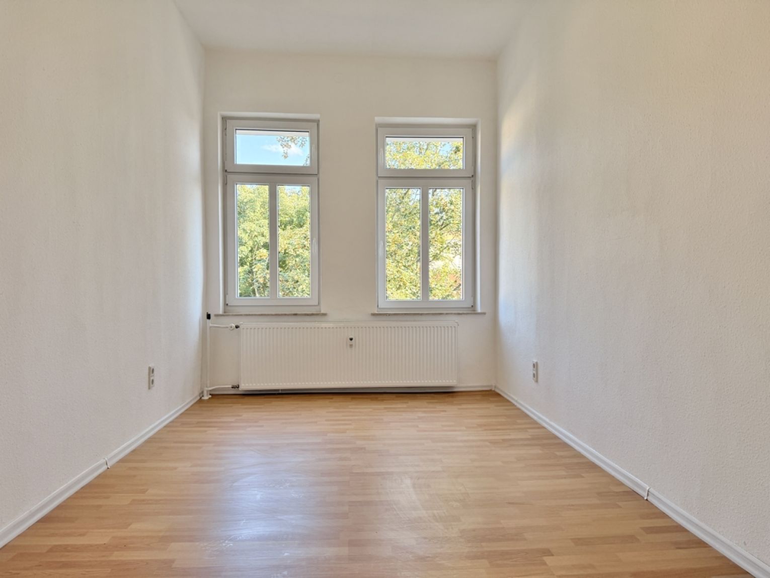 tolle weiße Stil-Echte Türen! • 5 Zimmer • modernes Bad mit Wanne & Dusche • Laminat • Wohnküche 