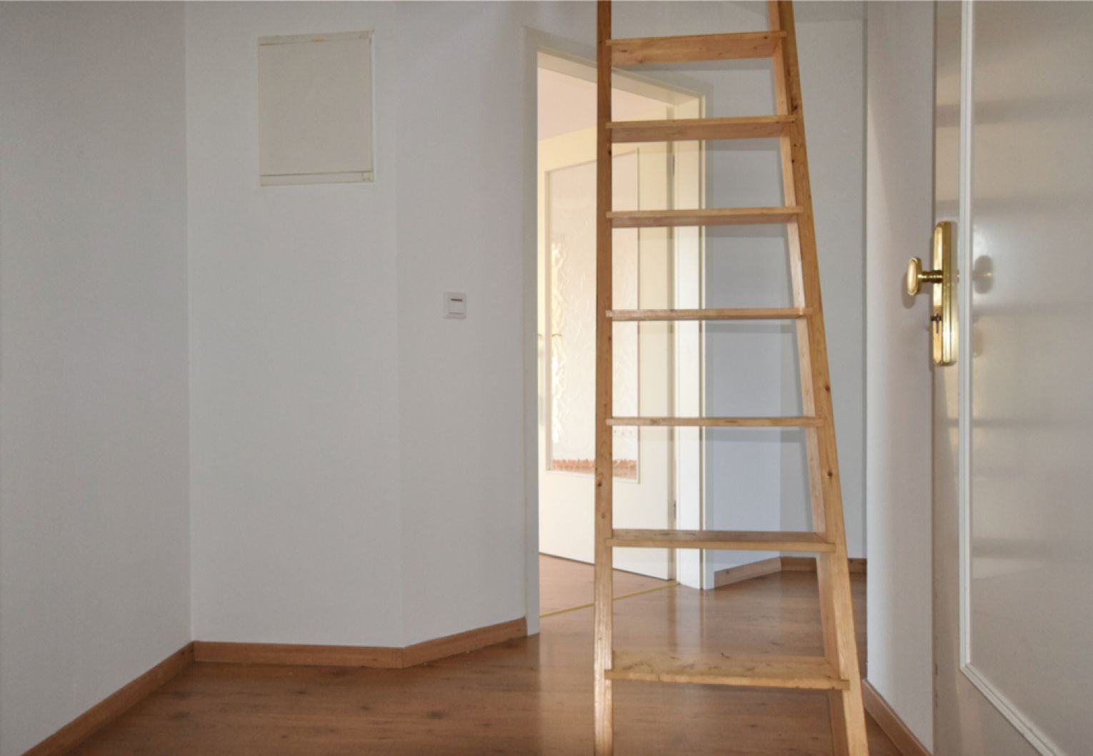 Tipi-Topi • Dachgeschoss • 3-Zimmer • Balkon • Abstellraum • Laminat • Bad mit Wanne • ANSCHAUEN !