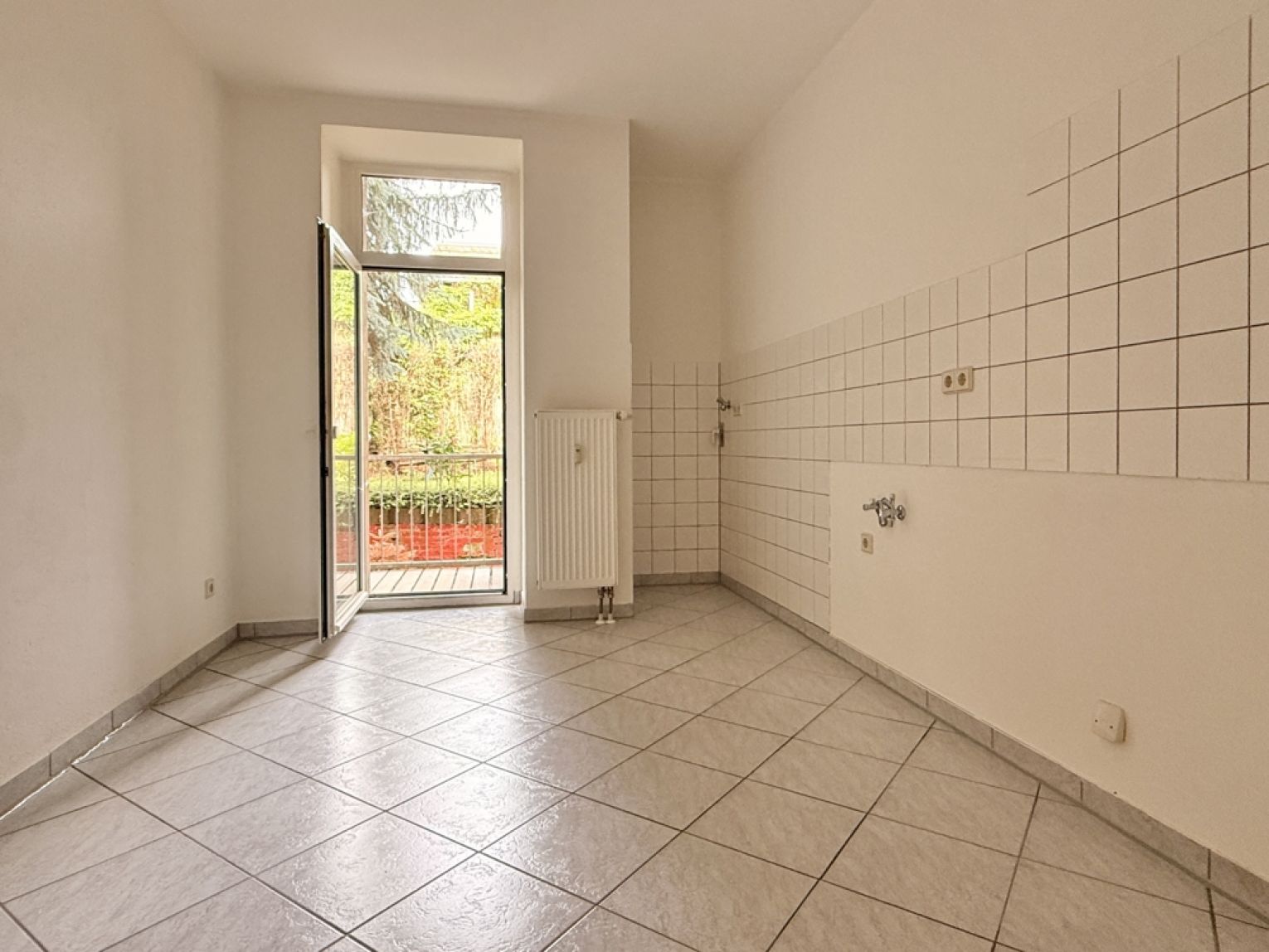 3-Zimmer-Hochparterre • Kassberg • Balkon • schickes Laminat • Bad mit Wanne •  • mal Anschauen !?