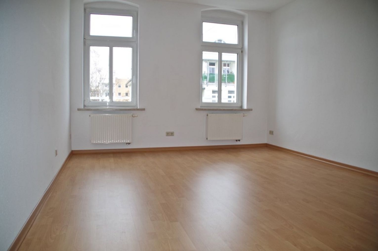 2-Raum • Einbauküche •  Gartenmitbenutzung  • Laminat • ruhige Lage • Altendorf • mal anschauen?