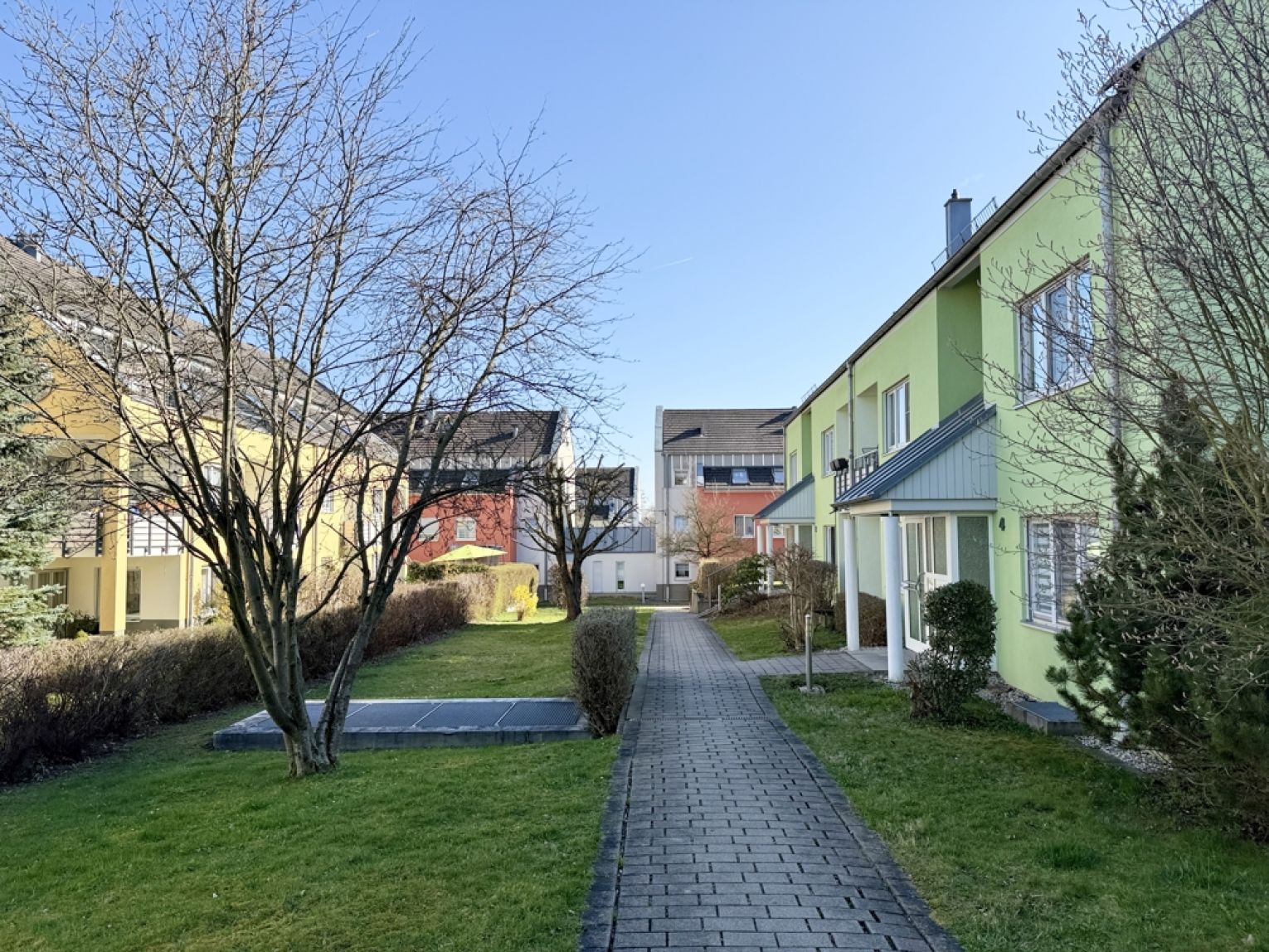 3-Raum-Erdgeschoss Wohnung • Aussenterrasse • Grüna • Tiefgarage • modernes Laminat • beliebte Lage