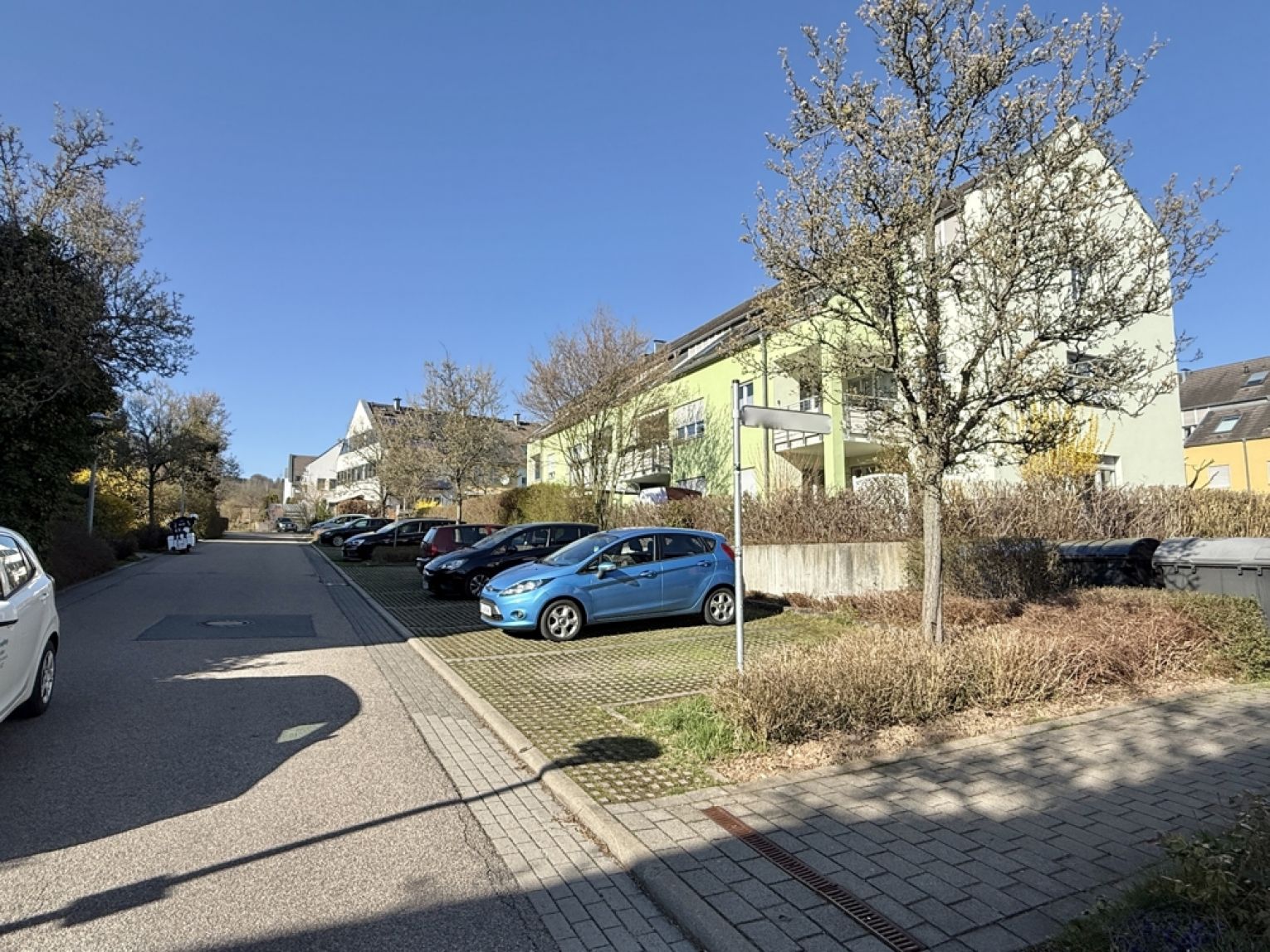 3-Raum-Erdgeschoss Wohnung • Aussenterrasse • Grüna • Tiefgarage • modernes Laminat • beliebte Lage