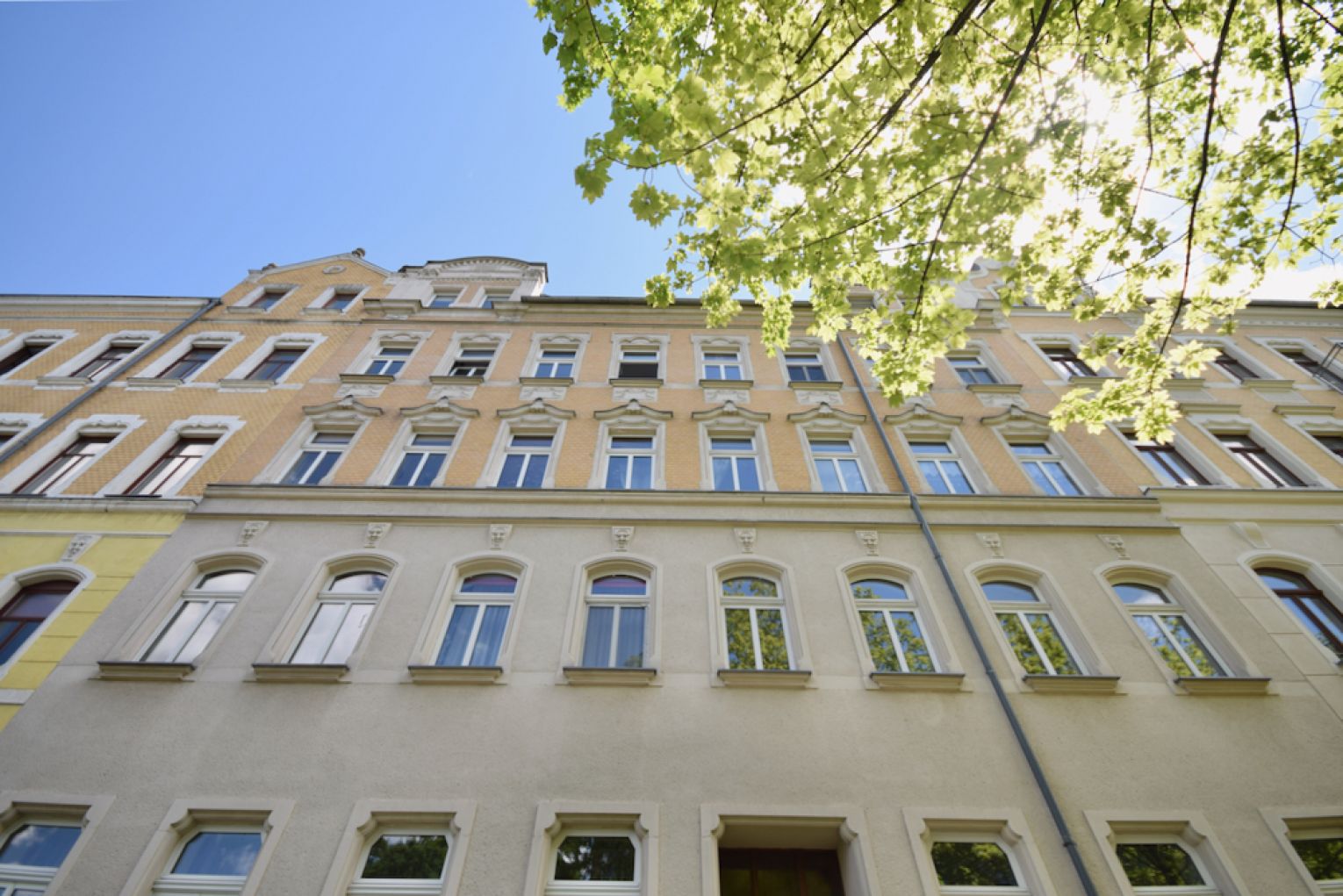 Kaßberg • 2 Raum Hochparterre • Wanne • Balkon • schickes Laminat • Wohnküche • TOP!
