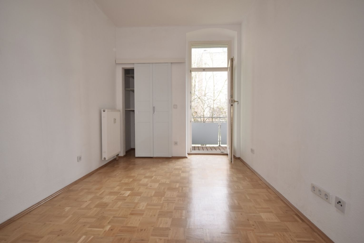 3-Raum • Balkon • Parkett • hell und sonnig • Bad mit Wanne • Aufzug • sanierter Altbau • MEGA!