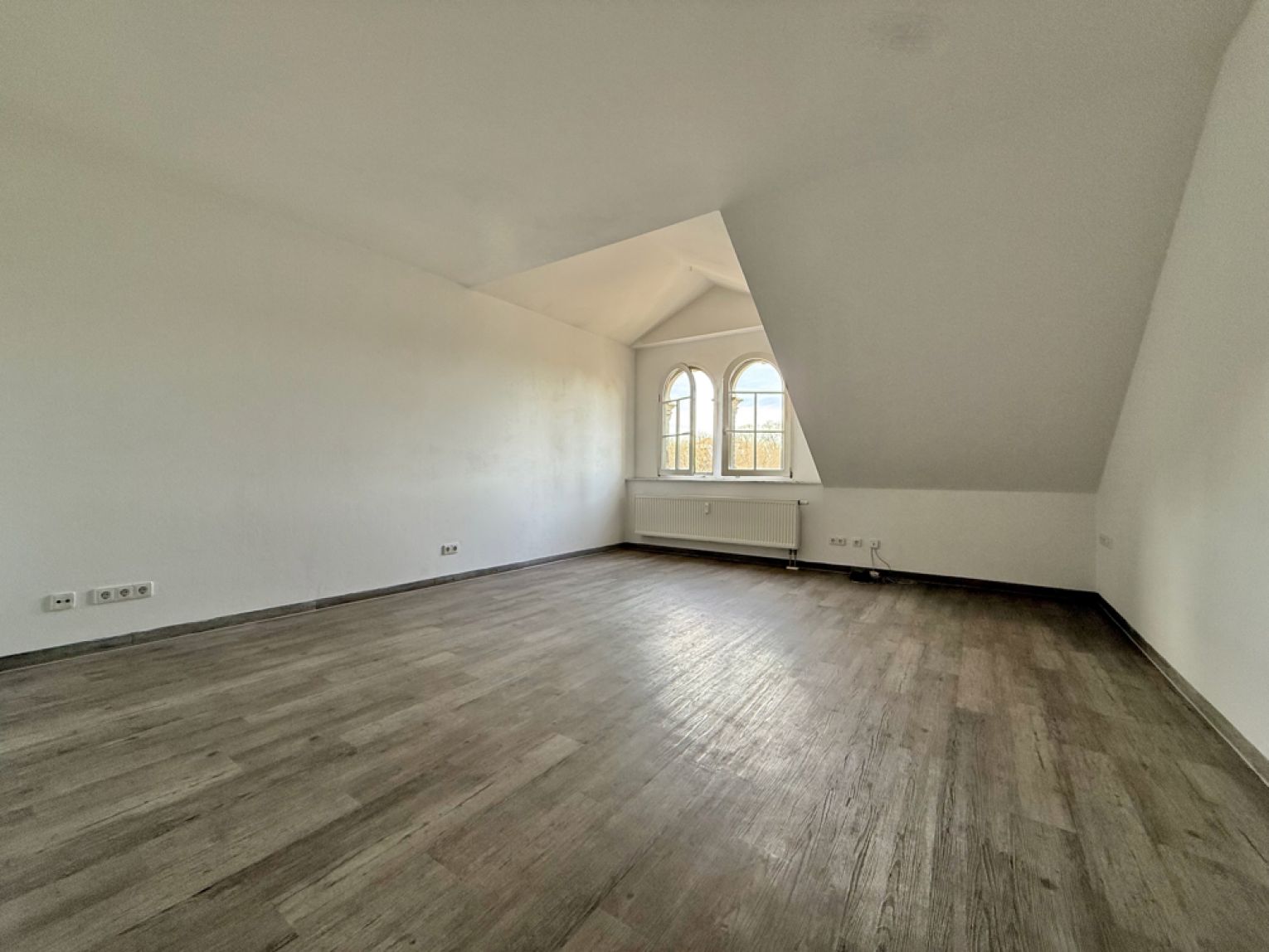 2 Zimmer • im Dachgeschoss • mit Oberlicht • Tiefgarage möglich • im Zentrum • Chemnitz • zur Miete