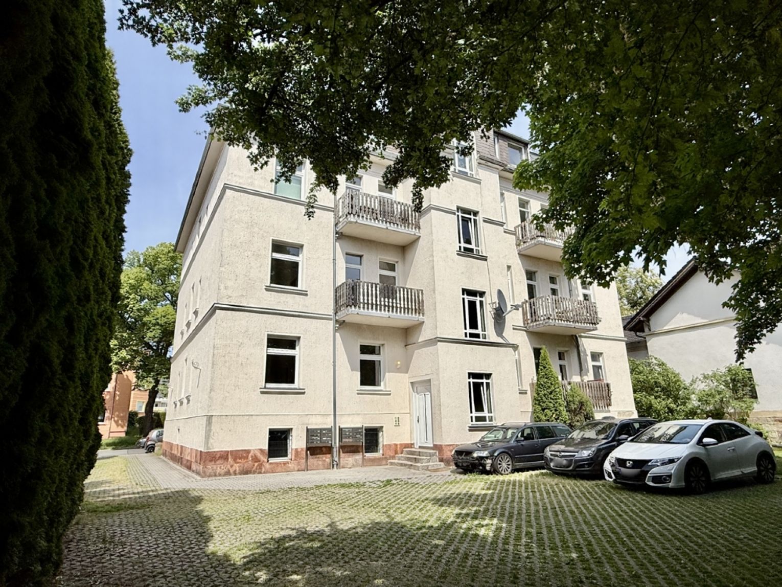 Einbauküche • Balkon • 3-Raum • modernes Laminat • praktischer Grundriss • Bad mit Wanne • zur Miete