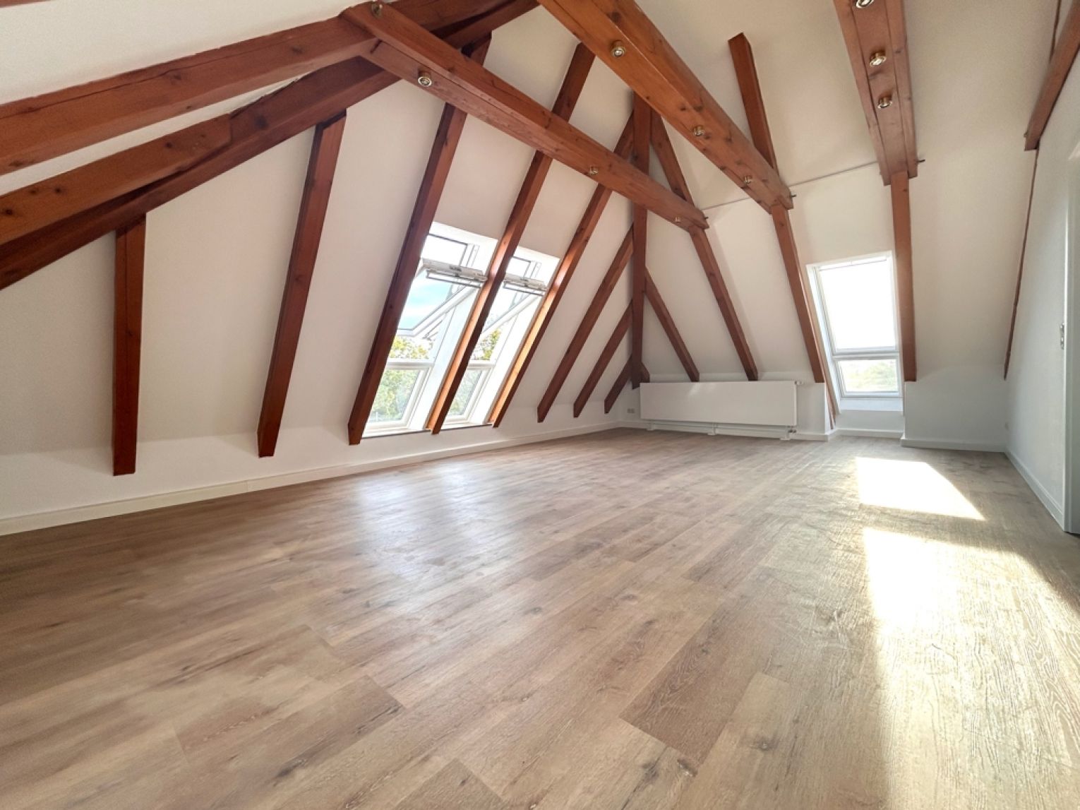 ERSTBEZUG • 4 Zimmer • Dachgeschoss-Wohnung • Balken und Schrägen • mit Carport • in Schönau