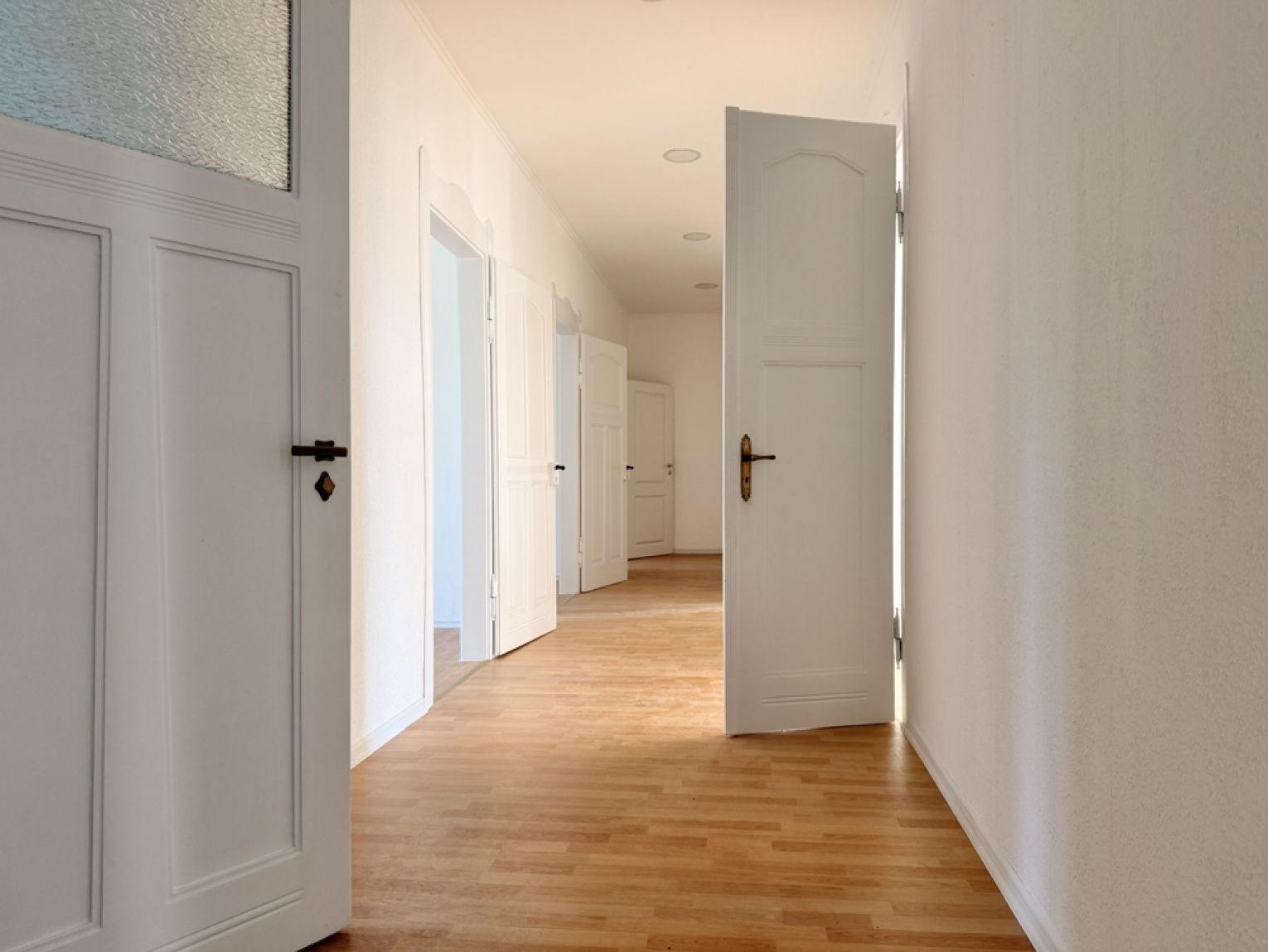 tolle weiße Stil-Echte Türen! • 5 Zimmer • modernes Bad mit Wanne & Dusche • Laminat • Wohnküche 